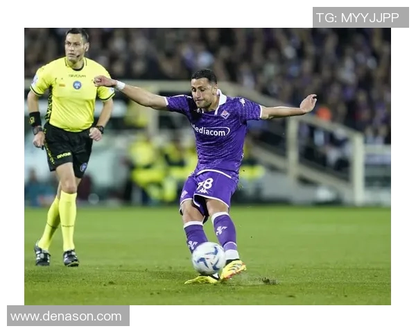 足球巨星风采尽览 足球球员经典瞬间与精彩表现汇总