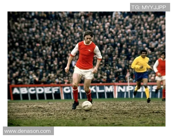 穿红战靴驰骋绿茵场的足球传奇球星是谁？